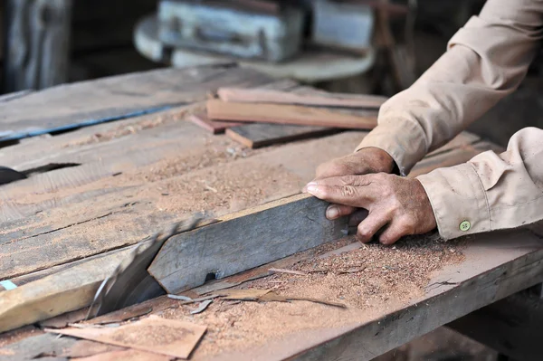 Carpenter working with circular saw blade — Stock Photo, Image