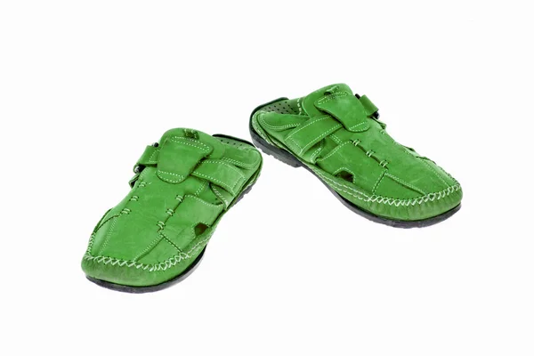 Зеленая кожа обувь изолированы на белом фоне — стоковое фото