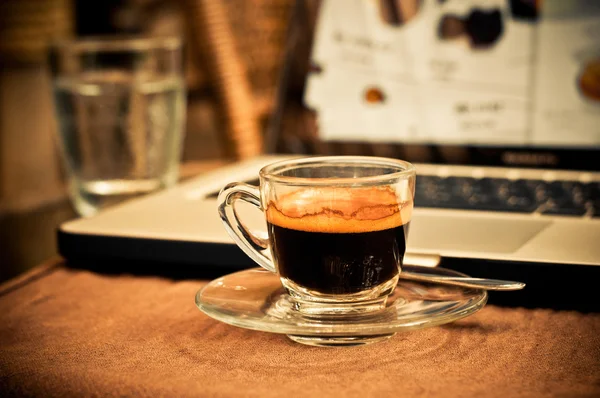 Kaffeetasse und Laptop für Unternehmen. — Stockfoto