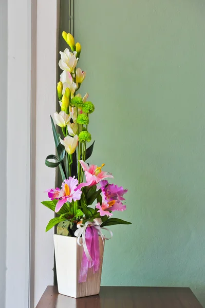 Färgglada konstgjord blomma — Stockfoto