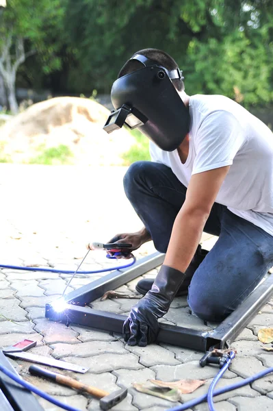 Worker weld metal — Stock Photo, Image