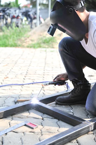 Worker weld metal — Stock Photo, Image