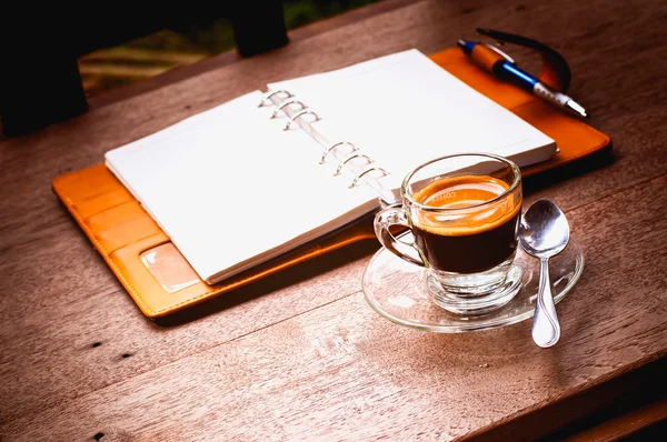 Portátil y taza de café sobre fondo de madera vieja, cono de negocios —  Fotos de Stock