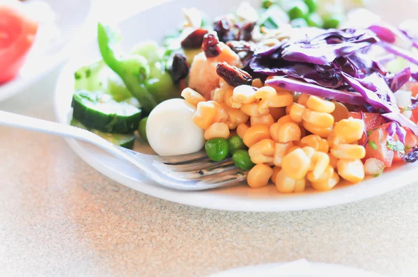 Färska grönsaker sallad på vit skiva, närbild — Stockfoto