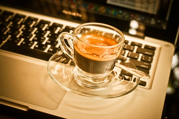 Filiżanka kawy i laptop dla biznesu. — Zdjęcie stockowe