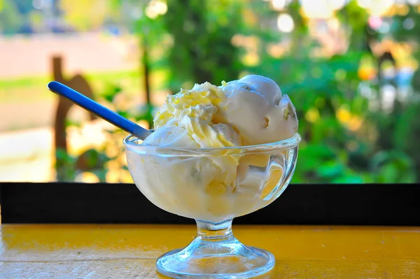 Helado en taza de vidrio —  Fotos de Stock