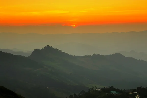 Coucher de soleil dans les montagnes — Photo