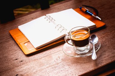 eski ahşap arka planda, işletme conce defter ve kahve Kupası