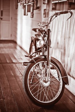 ahşap zemin üzerinde bisiklet ve tuğla duvar 
