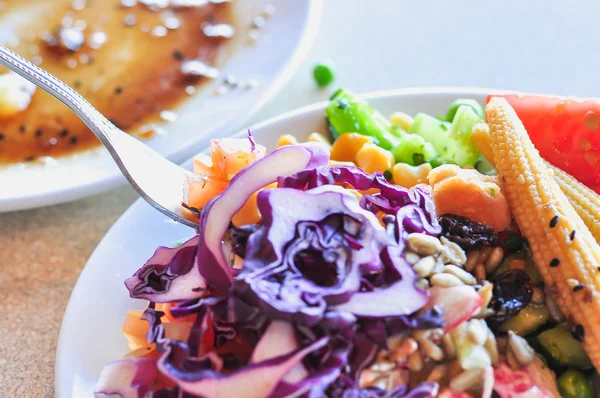 Taze sebze salatası beyaz disk, yakın çekim — Stok fotoğraf