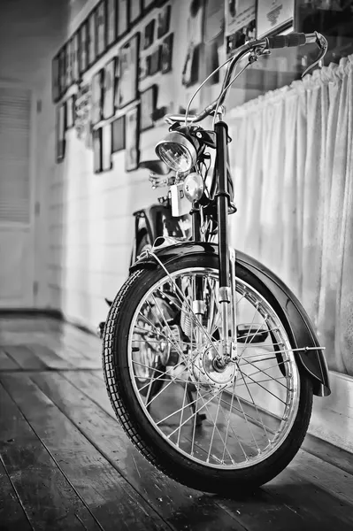 Bicicleta vintage preto e branco e parede de tijolo — Fotografia de Stock