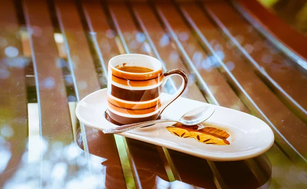 Φλιτζάνι φρέσκο καφέ espresso στο γυαλί και ξύλινο τραπέζι — Φωτογραφία Αρχείου