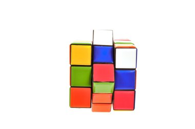 Beyaz arka plan üzerinde izole rubiks küp