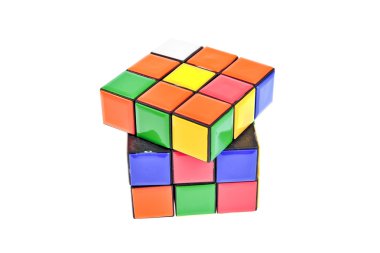 Beyaz arka plan üzerinde izole rubiks küp