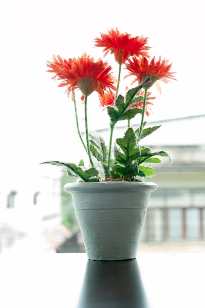 Konstgjorda blommor i vas på bordet — Stockfoto