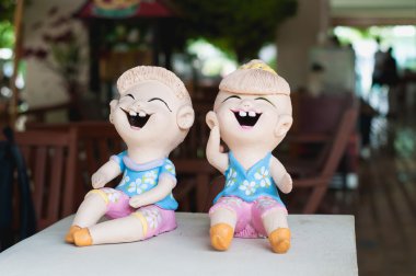 Bebek oyuncak heykel ev gülümsemek