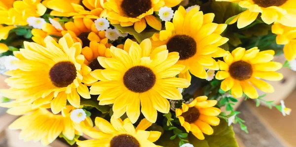 Buquê de flores artificiais organizar para a decoração em casa — Fotografia de Stock