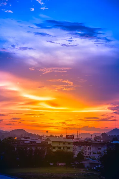 Zonsondergang over de stad, chiang rai provincie thailand Stockafbeelding