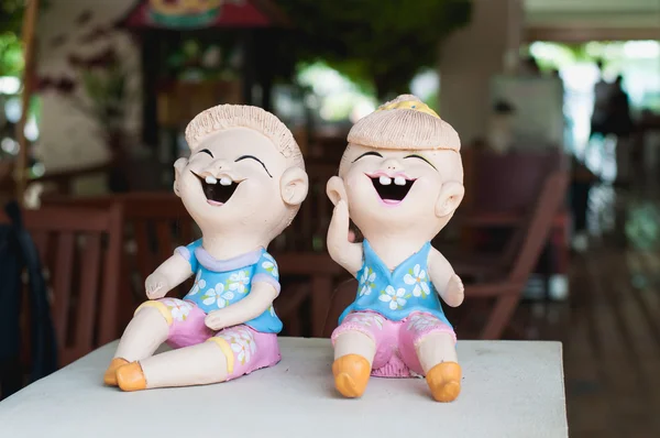 Glimlach baby doll standbeeld in het huis — Stockfoto