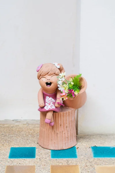 Sonrisa muñeca estatua en el hogar — Foto de Stock