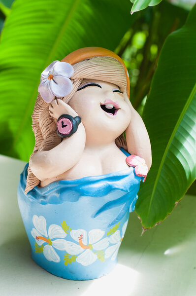 Статуя улыбки в доме
