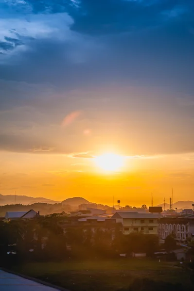 Pôr do sol sobre a cidade, província de chiang rai Tailândia — Fotografia de Stock