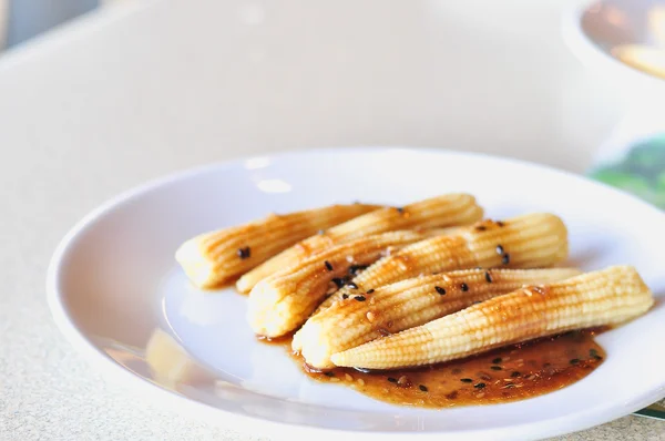 Baby kukuřice salát wite Sezamová omáčka na bílé misky — Stock fotografie