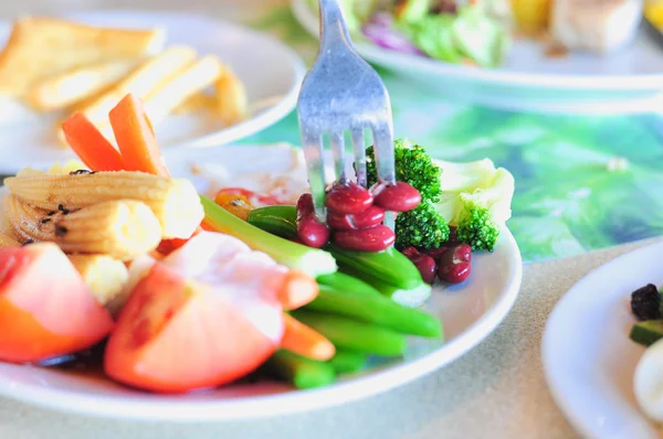 Taze sebze salatası beyaz disk, yakın çekim — Stok fotoğraf