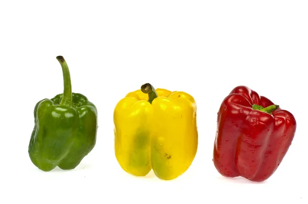 Pimientos dulces rojos verdes y anaranjados aislados sobre fondo blanco —  Fotos de Stock