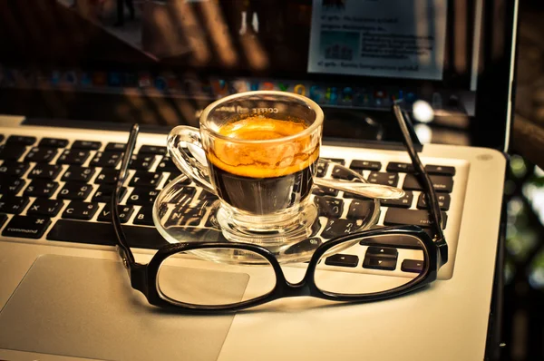 İş için kahve fincanı ve laptop.. — Stok fotoğraf