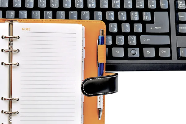Ноутбук Orange и черная клавиатура — стоковое фото