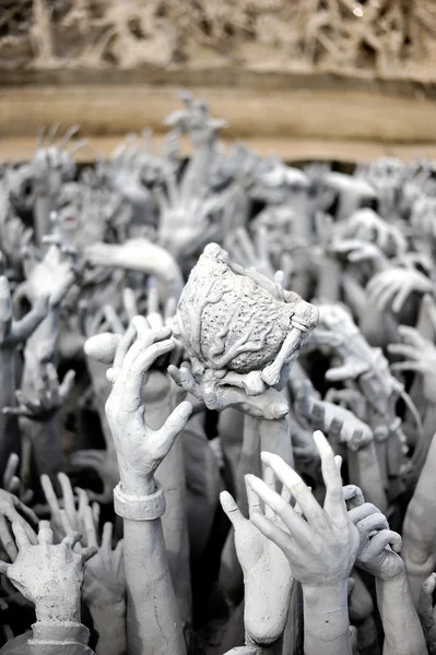 Estatua de las manos del infierno en Wat Rong Khun en Chiang Rai, Tailandia —  Fotos de Stock