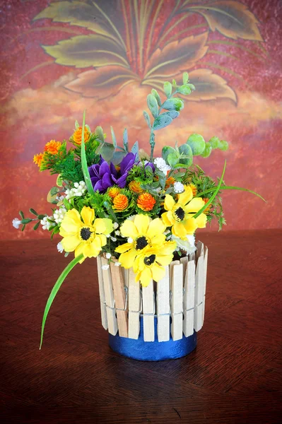 Flor artificial en florero de clip de papel —  Fotos de Stock