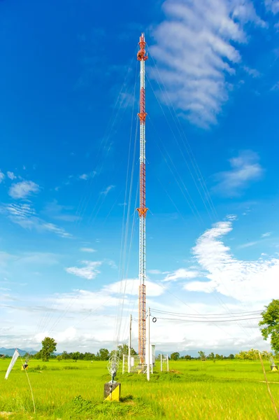 Telecommunication tower with antennas against blue sky backgroun — Stock Photo, Image