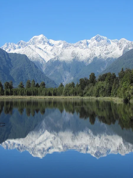 Riflessione montagna innevata 0376 — Foto Stock