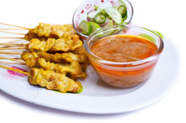 Fıstık sosu ve sirke ile ızgara domuz eti satay.