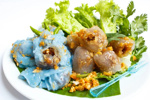 Bolinhos de pele de arroz cozidos no vapor e bolas de tapioca com recheio de carne de porco . — Fotografia de Stock