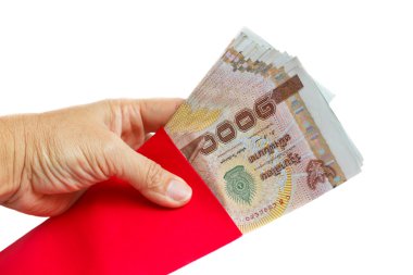 Kırmızı zarf ile para tutan ele.