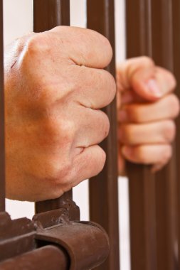 Çelik kafes mahkum elinde. 