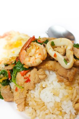 pilav ve karışık deniz ürünleri fesleğen ile baharatlı sos ve sahanda yumurta.