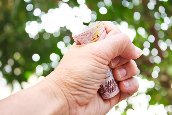 Hand hält thailändisches Geld. — Stockfoto