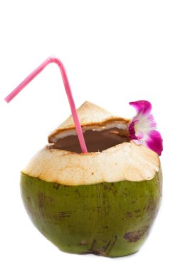 Hindistan cevizi suyu içecek.