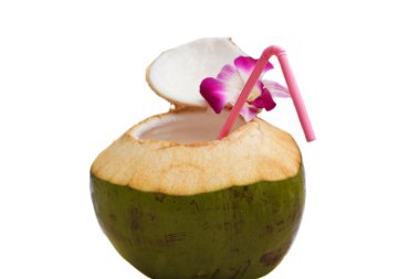 Hindistan cevizi suyu içecek.