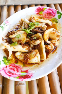 Kızarmış kalamar sarımsak ve biber ile.