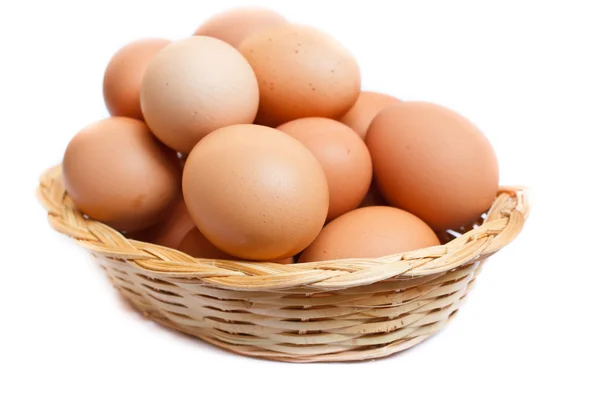 Huevos en canasta de mimbre . — Foto de Stock