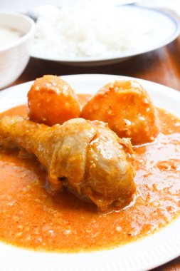 Körili tavuk massaman.