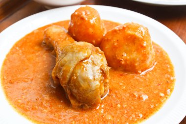 Körili tavuk massaman.