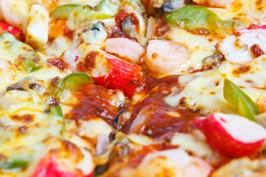 Deniz ürünleri ile lezzetli pizza.