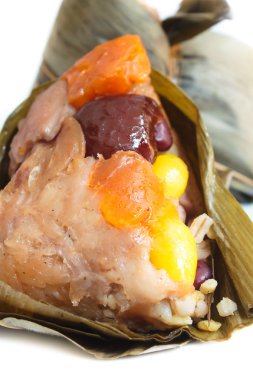 pirinç hamur tatlısı, zongzi veya bakcang.