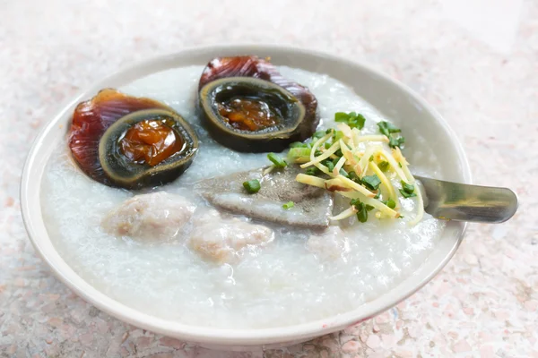 Gröt med talet ägg eller konserverade ankägg. — Stockfoto